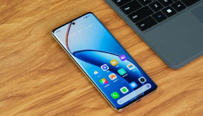 真我Realme 12 Pro+搭载的是什么屏幕？
