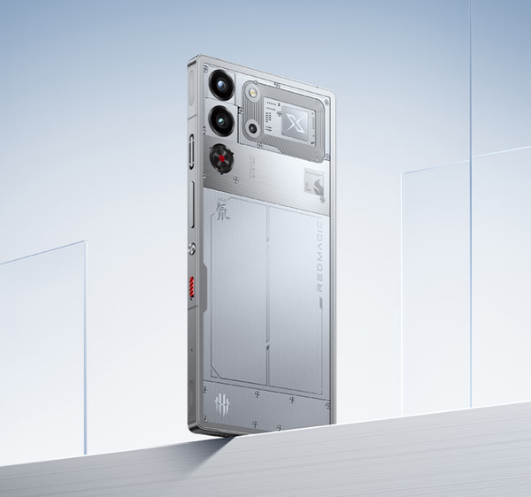 手机电池已经开始迈入7000mAh时代，续航将不会是手机主要的问题，杜绝续航焦虑。