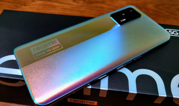 真我GTNeo5SE是不是曲面屏