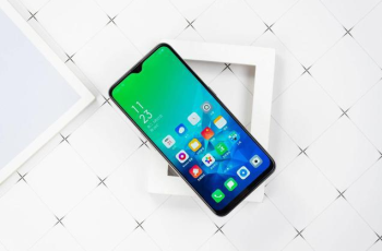 oppo手机电量一直显示100，使用中突然关机是怎么回事