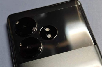 真我Realme GT Neo6 SE真机现身 首发新一代无双屏