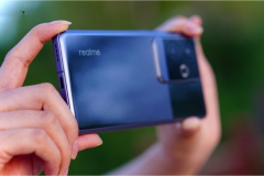 真我Realme GT6拍照如何不显示手机型号？