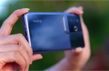 真我Realme GT6拍照如何不显示手机型号？