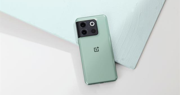 一加ACE Pro屏幕是曲面屏还是直屏？